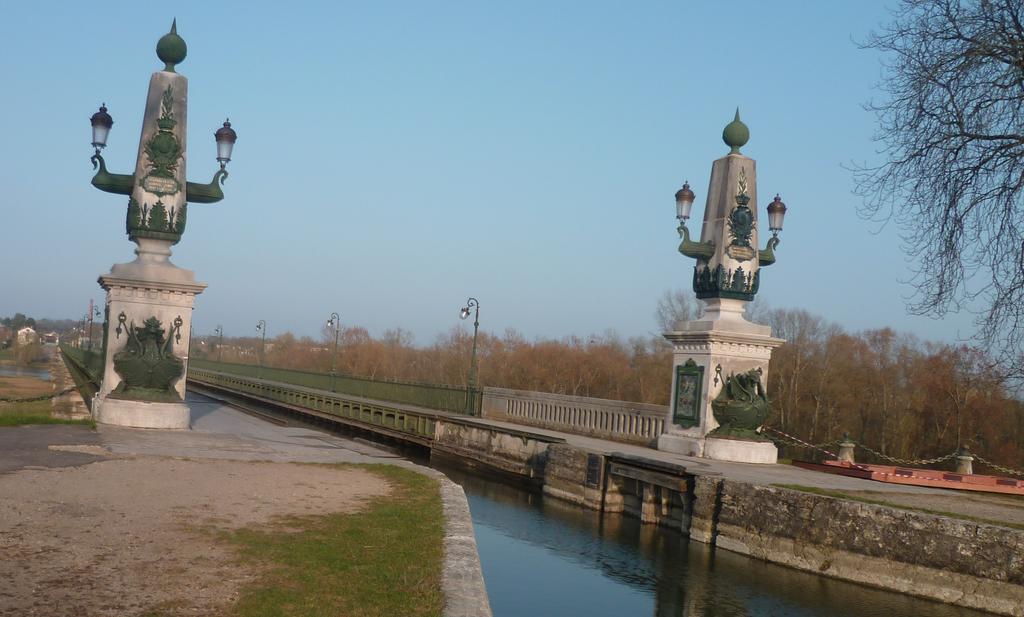 Chambre D'Hotes Face A Briare Exterior photo